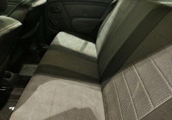 Подержанный автомобиль Renault Sandero 2012 года (12 фото)