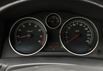 Подержанный автомобиль Opel Astra Wagon 2010 года (12 фото)