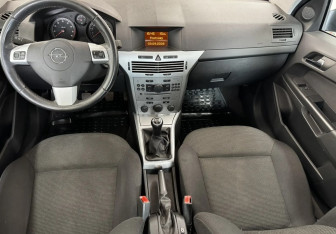 Подержанный автомобиль Opel Astra Hatchback 2010 года (10 фото)