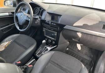Подержанный автомобиль Opel Astra Hatchback 2007 года (10 фото)