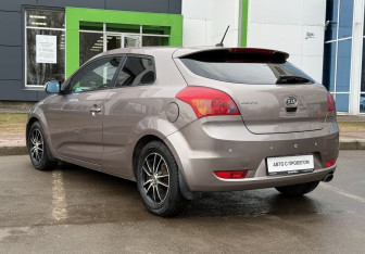 Подержанный автомобиль Kia Ceed Hatchback 2010 года (7 фото)