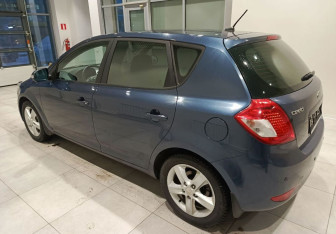 Подержанный автомобиль Kia Ceed Hatchback 2011 года (4 фото)