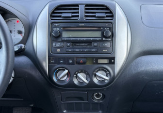 Подержанный автомобиль Toyota RAV4 2003 года (13 фото)