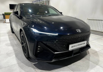 Подержанный автомобиль Changan UNI-V 2022 года (3 фото)