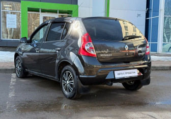 Подержанный автомобиль Renault Sandero 2011 года (7 фото)