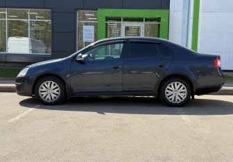 Подержанный автомобиль Volkswagen Jetta Sedan 2009 года (8 фото)
