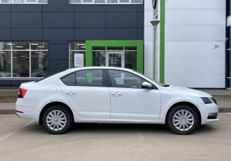Подержанный автомобиль Skoda Octavia Liftback 2019 года (4 фото)