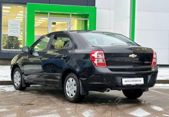 Подержанный автомобиль Chevrolet Cobalt Sedan 2013 года (7 фото)