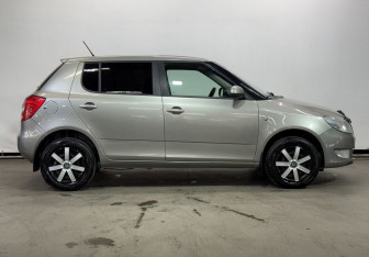 Подержанный автомобиль Skoda Fabia Hatchback 2011 года (4 фото)