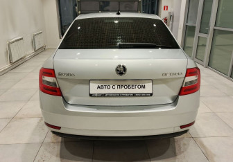 Подержанный автомобиль Skoda Octavia Liftback 2019 года (16 фото)