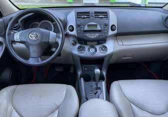 Подержанный автомобиль Toyota RAV4 2006 года (11 фото)