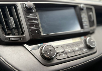 Подержанный автомобиль Toyota RAV4 2016 года (14 фото)