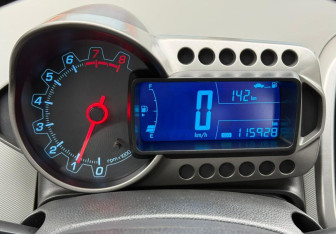 Подержанный автомобиль Chevrolet Aveo Sedan 2013 года (12 фото)