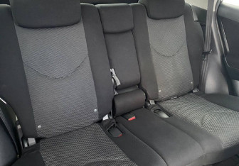 Подержанный автомобиль Toyota RAV4 2010 года (11 фото)