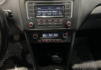 Подержанный автомобиль Volkswagen Polo Sedan 2013 года (15 фото)