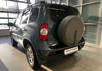 Подержанный автомобиль Chevrolet Niva 2011 года (8 фото)