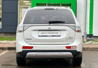 Подержанный автомобиль Mitsubishi Outlander 2014 года (6 фото)