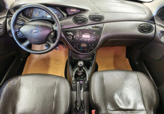Подержанный автомобиль Ford Focus Sedan 2004 года (10 фото)