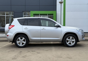 Подержанный автомобиль Toyota RAV4 2010 года (4 фото)
