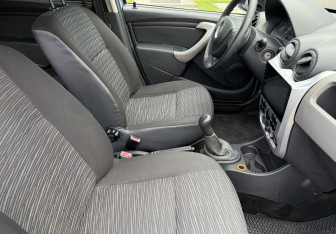 Подержанный автомобиль Renault Sandero 2010 года (9 фото)