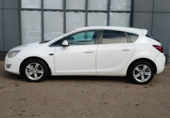 Подержанный автомобиль Opel Astra Hatchback 2011 года (5 фото)