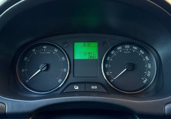 Подержанный автомобиль Skoda Fabia Hatchback 2011 года (12 фото)