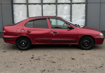 Подержанный автомобиль Renault Megane Sedan 2001 года (4 фото)