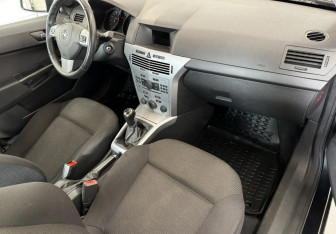 Подержанный автомобиль Opel Astra Hatchback 2010 года (11 фото)