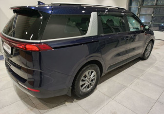 Подержанный автомобиль Kia Carnival 2021 года (7 фото)