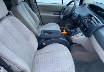 Подержанный автомобиль Renault Scenic 2005 года (9 фото)