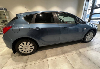 Подержанный автомобиль Opel Astra Hatchback 2013 года (4 фото)