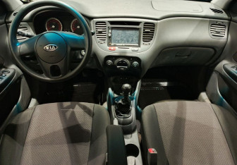 Подержанный автомобиль Kia Rio Sedan 2010 года (11 фото)