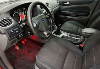 Подержанный автомобиль Ford Focus Hatchback 2009 года (10 фото)