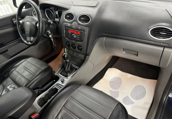 Подержанный автомобиль Ford Focus Sedan 2011 года (11 фото)