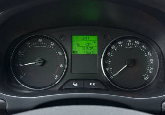 Подержанный автомобиль Skoda Fabia Hatchback 2012 года (12 фото)