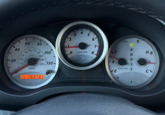 Подержанный автомобиль Toyota RAV4 2003 года (12 фото)