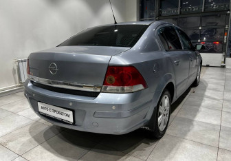 Подержанный автомобиль Opel Astra Sedan 2008 года (4 фото)