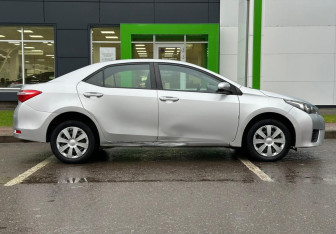 Подержанный автомобиль Toyota Corolla Sedan 2014 года (4 фото)