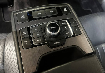 Подержанный автомобиль Genesis G80 2017 года (16 фото)