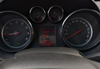 Подержанный автомобиль Opel Astra Sedan 2012 года (12 фото)