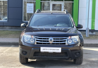 Подержанный автомобиль Renault Duster 2014 года (2 фото)