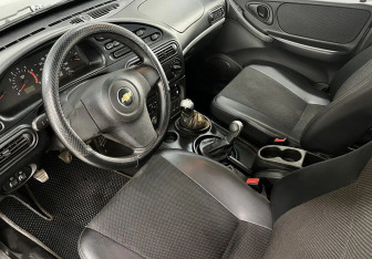 Подержанный автомобиль Chevrolet Niva 2013 года (9 фото)