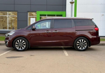 Подержанный автомобиль Kia Carnival 2015 года (8 фото)