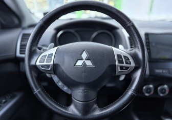 Подержанный автомобиль Mitsubishi Outlander 2011 года (12 фото)