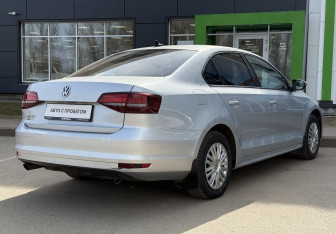 Подержанный автомобиль Volkswagen Jetta Sedan 2017 года (5 фото)