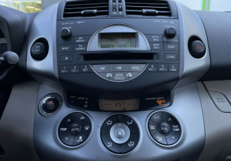 Подержанный автомобиль Toyota RAV4 2006 года (14 фото)