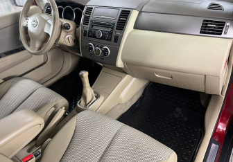 Подержанный автомобиль Nissan Tiida Hatchback 2007 года (11 фото)