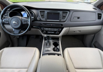 Подержанный автомобиль Kia Carnival 2015 года (12 фото)