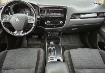 Подержанный автомобиль Mitsubishi Outlander 2022 года (11 фото)