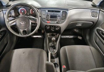 Подержанный автомобиль Kia Rio Sedan 2010 года (9 фото)